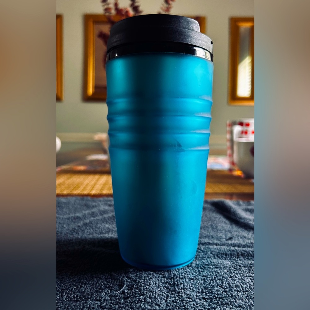 🧨Blue Plastic Traveling Coffee Mug Thermos (SEND ANY OFFER‼️) Holds 17oz 🧨
